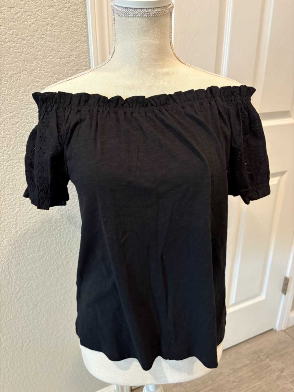 Sanctuary Black Off-Shoulder Eyelet Sleeve Crop Top